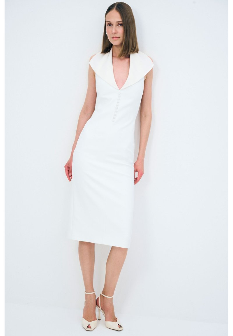 Weißes, tailliertes Kleid mit tiefem V-Ausschnitt und strukturiertem Kragen, versehen mit Knopfdetails auf der Vorderseite. Glatte Textur mit einer Bleistiftsilhouette.