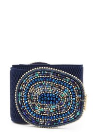 Braccialetto a manica con perline caratterizzato da un motivo a spirale di perline blu, verdi e argento su una banda di tessuto blu scuro. Design testurizzato e decorativo.