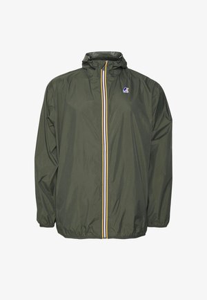 Veste légère verte à capuche avec poignets élastiques, fermeture éclair multicolore rayée à l'avant et petit logo sur la poitrine gauche.