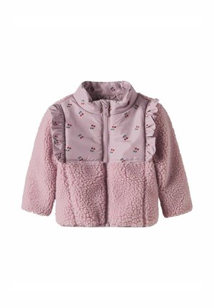 Veste rose pour tout-petit en tissu polaire duveteux, avec imprimé cerises matelassé sur la poitrine, bordure à volants et fermeture éclair frontale.