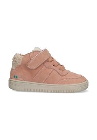 Zapatilla de ante rosa con un collar de tobillo de pelaje, parte delantera con cordones y correa de gancho y bucle. Presenta una suela de goma texturizada y dos puntos verdes.