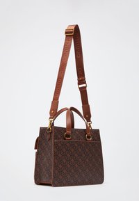 Brun lædertaske med geometrisk mønster, rektangulær form, to topremme og en justerbar rem med trykt logo. Guldhardware accenter.