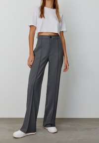 PULL&BEAR Tygbyxor - grey