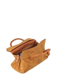 Borsa a tracolla in suede beige con superficie texturizzata, dettagli in pelle, manico e accessori metallici. Presenta un compartimento con zip e chiusura a scatto.