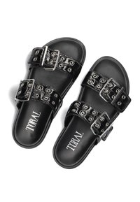 Zwarte slip-on sandalen met twee brede banden, voorzien van zilverkleurige gespen en oogjes, een gladde oppervlakte en platte zolen. Merknamen "Toral" zichtbaar.