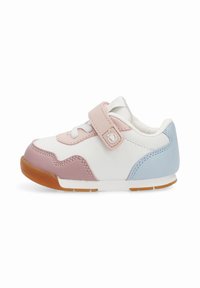 Zapatilla pequeña para niño con base blanca, acentos en rosa y azul, correa de Velcro, cordones y suela de goma marrón, mostrada de lado sobre fondo blanco.