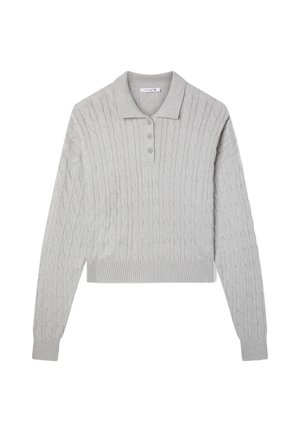 Maglione polo in maglia a trecce color grigio chiaro con collo a camicia e chiusura a tre bottoni. Presenta polsini e orlo a coste, design corto.