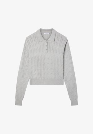 Maglione polo in maglia a trecce color grigio chiaro con collo a camicia e chiusura a tre bottoni. Presenta polsini e orlo a coste, design corto.