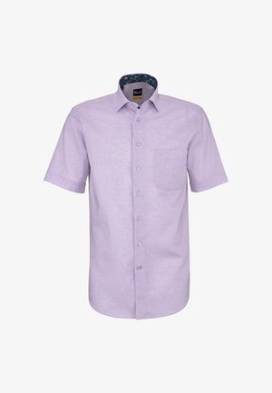 Hellviolettes kurzärmeliges Herrenhemd mit Knopfleiste, einer Brusttasche und einem innen am Kragen mit floralem Muster gefütterten Besatz.