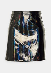 Jupe mini en simili cuir noir avec une finition brillante, présentant des reflets irisés et une texture lisse. Conçue avec une taille simple.