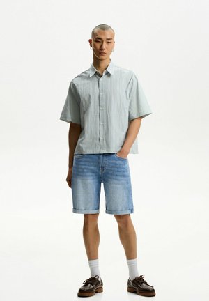 WITH TURN-UP HEMS - BERMUDA - Jeans Shorts - light blue denim