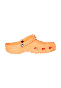 Sabots orange en plastique léger avec des trous de ventilation, une bride arrière et une semelle texturée antidérapante. Accent remarquable avec un logo rond.