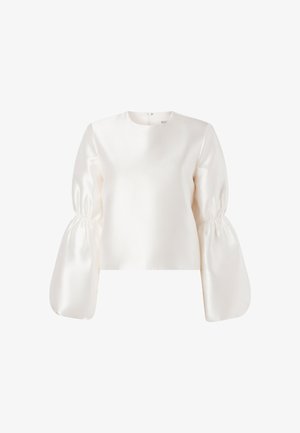 Valge satiinist pluus ümarate kaelustega ja volüümikate lõhestatud pikkade varrukatega, mis on küünarnukkide juures kogutud.