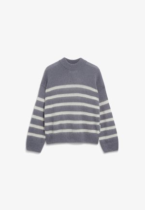 Grauer gestrickter Pullover mit weißen horizontalen Streifen, Rundhalsausschnitt und langen Ärmeln. Weiche Textur mit lockerer Passform. Etikett-Detail an der Seite.