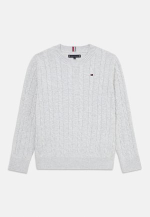 Jasnoszary sweter z dzianiny o splocie kablowym, z okrągłym dekoltem oraz ściągaczami u mankietów i na dole. Małe haftowane logo na lewej piersi.