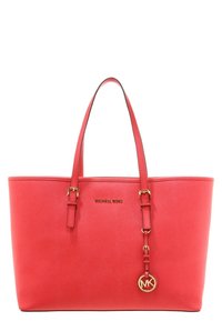 Červená texturová taška přes rameno s dvojitými uchy, zlatými kovovými akcenty a přívěskem s logem. Označena nápisem "MICHAEL KORS" ve zlatém písmu.