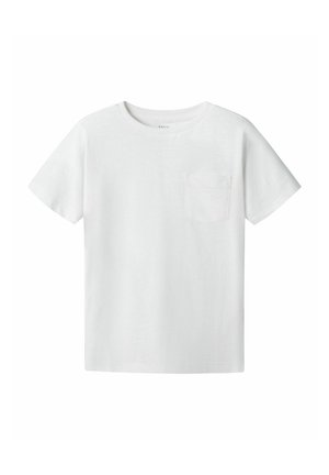 Camiseta de algodón blanca con cuello redondo, mangas cortas y un bolsillo en el pecho. Textura suave, corte recto con detalles de costura mínimos.