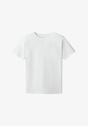 Camiseta de algodón blanca con cuello redondo, mangas cortas y un bolsillo en el pecho. Textura suave, corte recto con detalles de costura mínimos.
