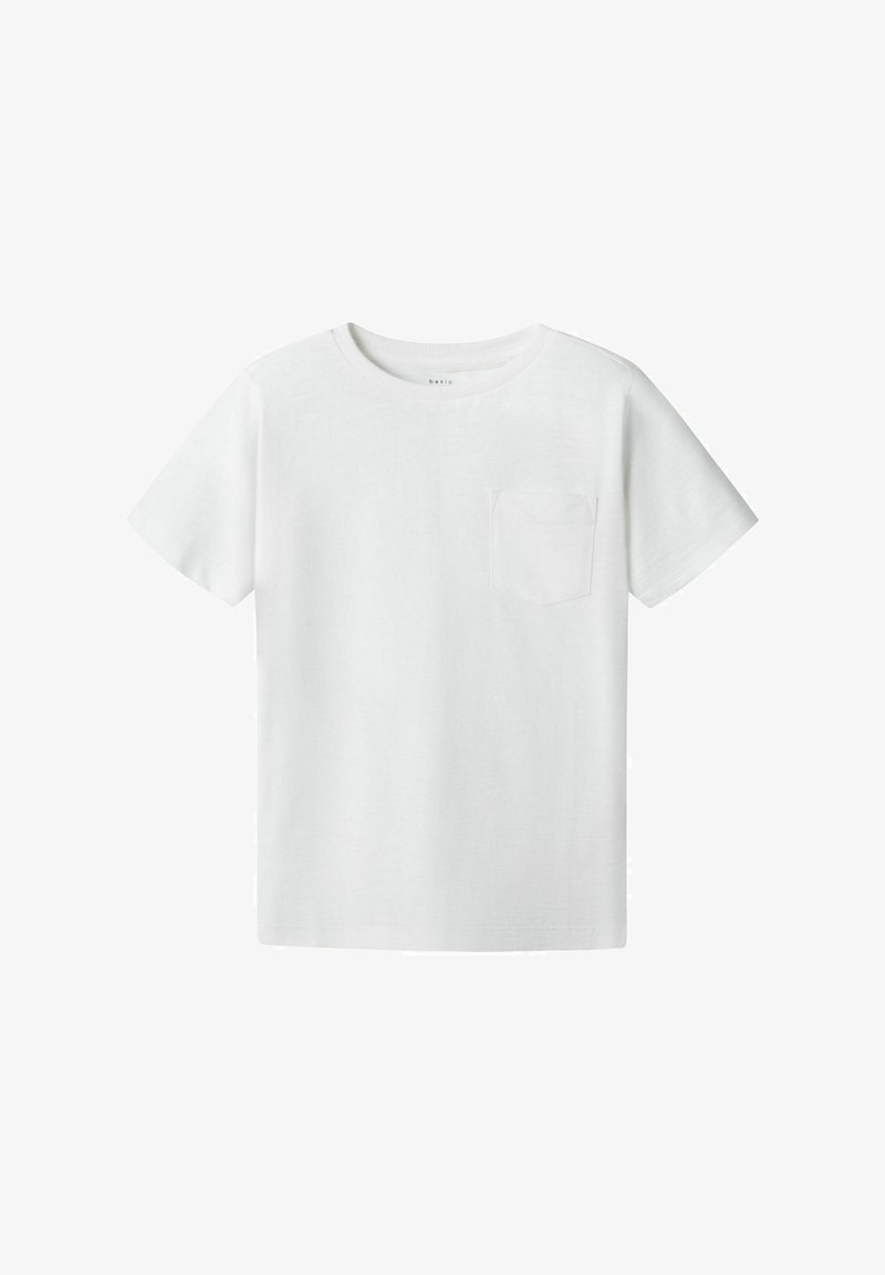 Camiseta de algodón blanca con cuello redondo, mangas cortas y un bolsillo en el pecho. Textura suave, corte recto con detalles de costura mínimos.