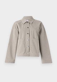 Stripet skjortejakke i beige og krem, med en spredt krage, to frontlommer og et kort design med en avslappet passform.