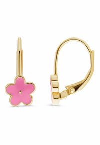 Guld hoops örhängen med rosa emaljerade fembladiga blommor, en örhänge framåtvänd och den andra sidovänd med låsceremonin synlig.