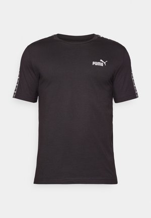 Svart t-shirt med kort ärm, tillverkad av bomull. Har rund hals, PUMA-logotyp på bröstet och mönstrade detaljer längs ärmarna.