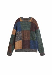 Pulover tricotat cu un design patchwork în nuanțe de maro, verde, albastru și bej. Dispune de un guler rotund și modele de tricotare texturate.