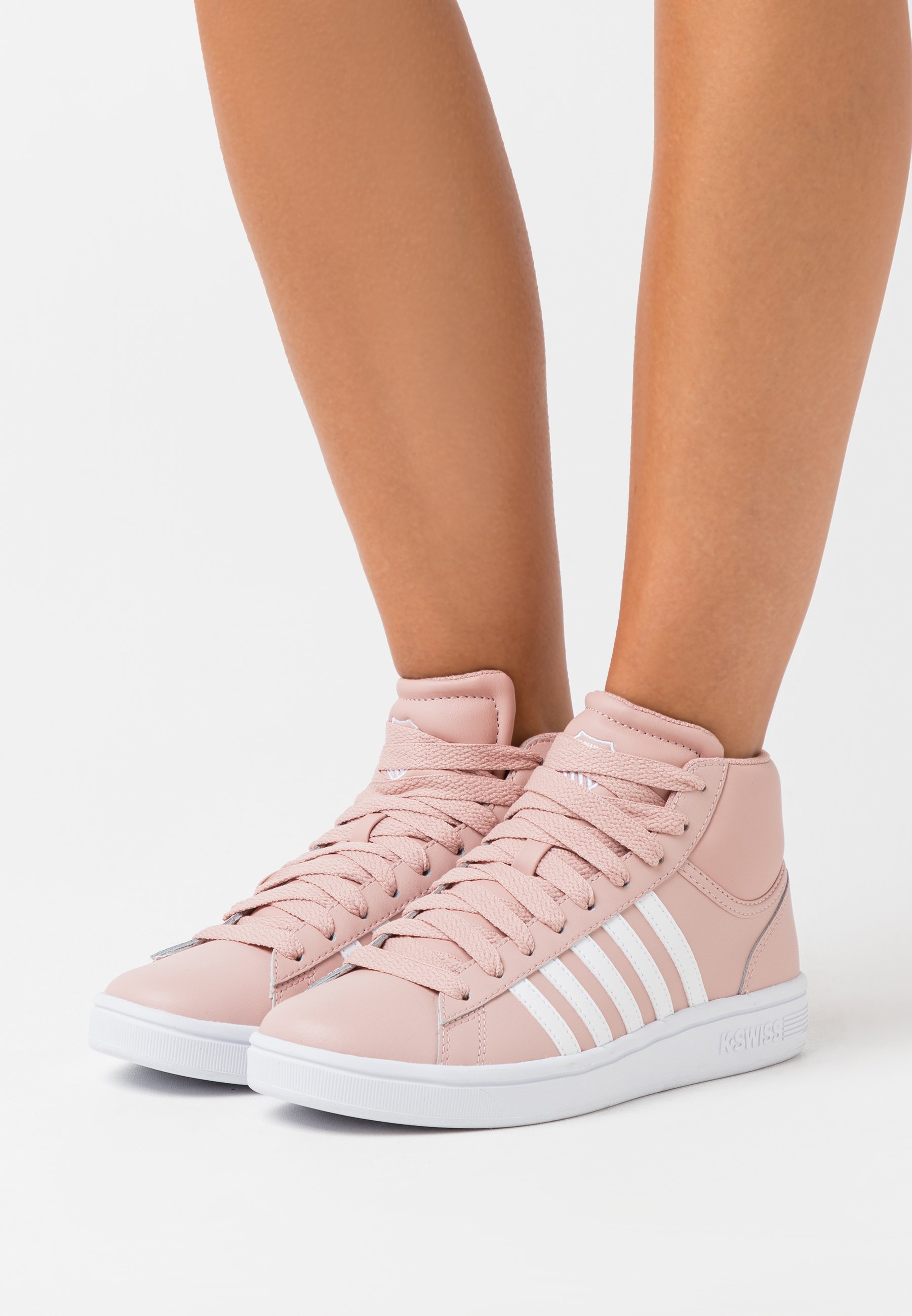 Court Cheswick roze