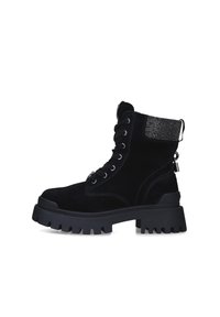 Botas de tobillo de gamuza negra con suela de goma gruesa, cordones en la parte frontal y detalles decorativos de tachuelas en el cuello.