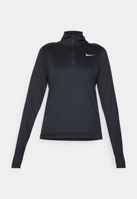 Czarna koszulka sportowa z długim rękawem i zamkiem przy stójce, logo Nike na klatce piersiowej, wykonana z materiału odprowadzającego wilgoć, o dopasowanym kroju.