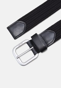Cinto preto trançado com acabamentos em pele e uma fivela de metal prateado. Apresenta uma superfície texturizada e detalhes cosidos nas extremidades de pele.