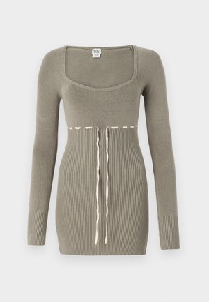 Grünes Strickkleid mit langen Ärmeln, quadratischem Ausschnitt, gerippter Textur am Körper und einem kontrastierenden weißen Kordelzugdetail in der Taille.