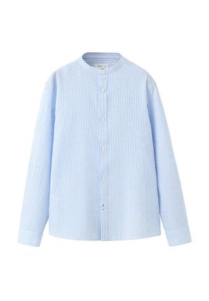Chemise à rayures verticales bleu clair et blanc à manches longues avec col mao et boutons sur le devant.