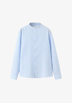 Chemise à rayures verticales bleu clair et blanc à manches longues avec col mao et boutons sur le devant.