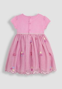 Robe rose à manches courtes, avec un haut uni et une jupe en organza évasée ornée de broderies florales et d'un ourlet festonné. Fermeture à boutons au dos.