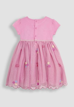 Robe rose à manches courtes, avec un haut uni et une jupe en organza évasée ornée de broderies florales et d'un ourlet festonné. Fermeture à boutons au dos.
