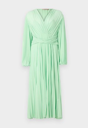 Vestido plisado verde menta con escote en V y mangas largas, que presenta un detalle de cintura envolvente y una tela fluida.