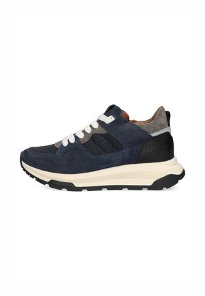 Marineblauwe sneaker met bovenwerk van suede en mesh, witte veters, gewatteerde kraag, zwarte hielaccent en een stevige rubberen zool.
