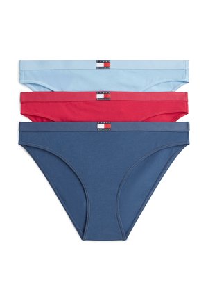 Τρία μπικίνι Tommy Hilfiger σε ανοιχτό μπλε, κόκκινο και ναυτικό μπλε, στοιβαγμένα με τις ετικέτες της μάρκας στο κέντρο των ζωνών.