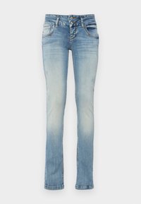 Jeans de denim azul claro con un ajuste slim, diseño desgastado, estilo de cinco bolsillos, cierre de dos botones y ligero desgaste en la tela.