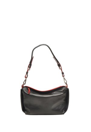 Zwarte leren tas met een gebogen design, rode accenten op de rits en schouderband, met een gladde textuur en een enkele, korte handgreep.