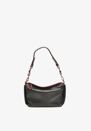 Zwarte leren tas met een gebogen design, rode accenten op de rits en schouderband, met een gladde textuur en een enkele, korte handgreep.