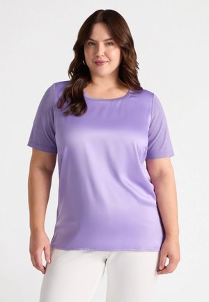 Top viola a maniche corte con una texture liscia e lucida. Il corpo è di un lavanda solido, mentre le maniche sono di una tonalità di viola leggermente più scura.