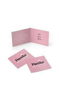 Conjunto de tarjetas de agradecimiento en color rosa con texto en negro y blanco en estilo de escritura. Incluye un espacio interior para mensajes personales. Presenta un diseño minimalista.