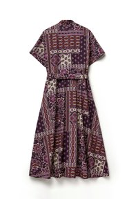 Fialové šaty s krátkými rukávy s patchworkovým květinovým a geometrickým vzorem v růžové, bílé a hnědé barvě, s mid-délkovou splývavou sukní.