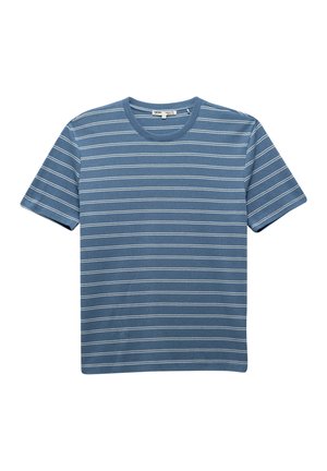 Camiseta azul de manga corta hecha de algodón con rayas blancas horizontales, escote redondeado y un corte relajado. Textura suave. Sin logotipos visibles.