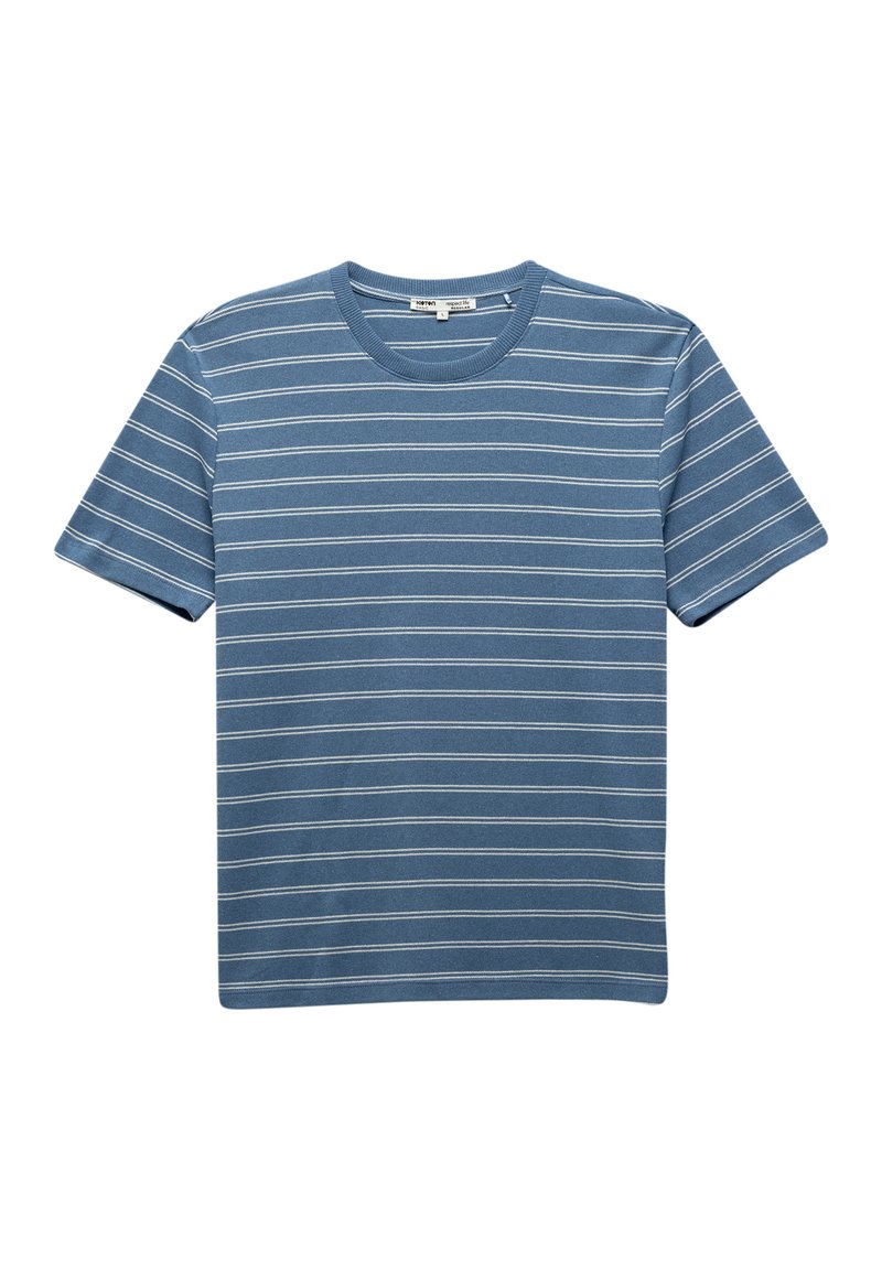 Camiseta azul de manga corta hecha de algodón con rayas blancas horizontales, escote redondeado y un corte relajado. Textura suave. Sin logotipos visibles.