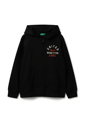 Zwarte rits-hoodie van zachte stof, met voorzakken en een groot grafisch tekstontwerp in wit, oranje en rood op de borst.