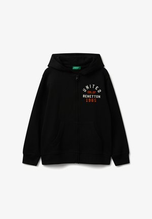 Sudadera con cremallera negra hecha de tela suave, con bolsillos frontales y un gran diseño gráfico de texto en blanco, naranja y rojo en el pecho.