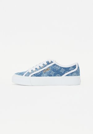 Denim sportcipők kék mintázott felsőrésszel, fehér fűzőkkel és gumitalppal. Oldalán aranyszínű logó részlet található.